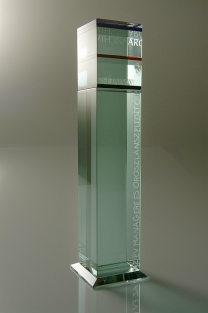 egy-egy darabos rendelésű üvegszobrok